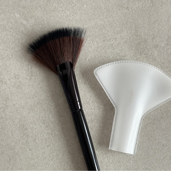 Laura Mercier Fan Powder Brush - Picture 5 of 7